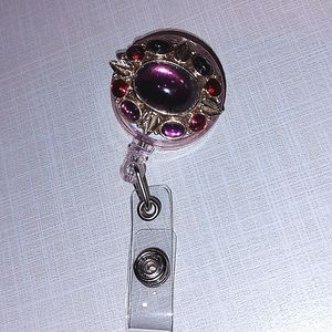 Vintage broche badge reel